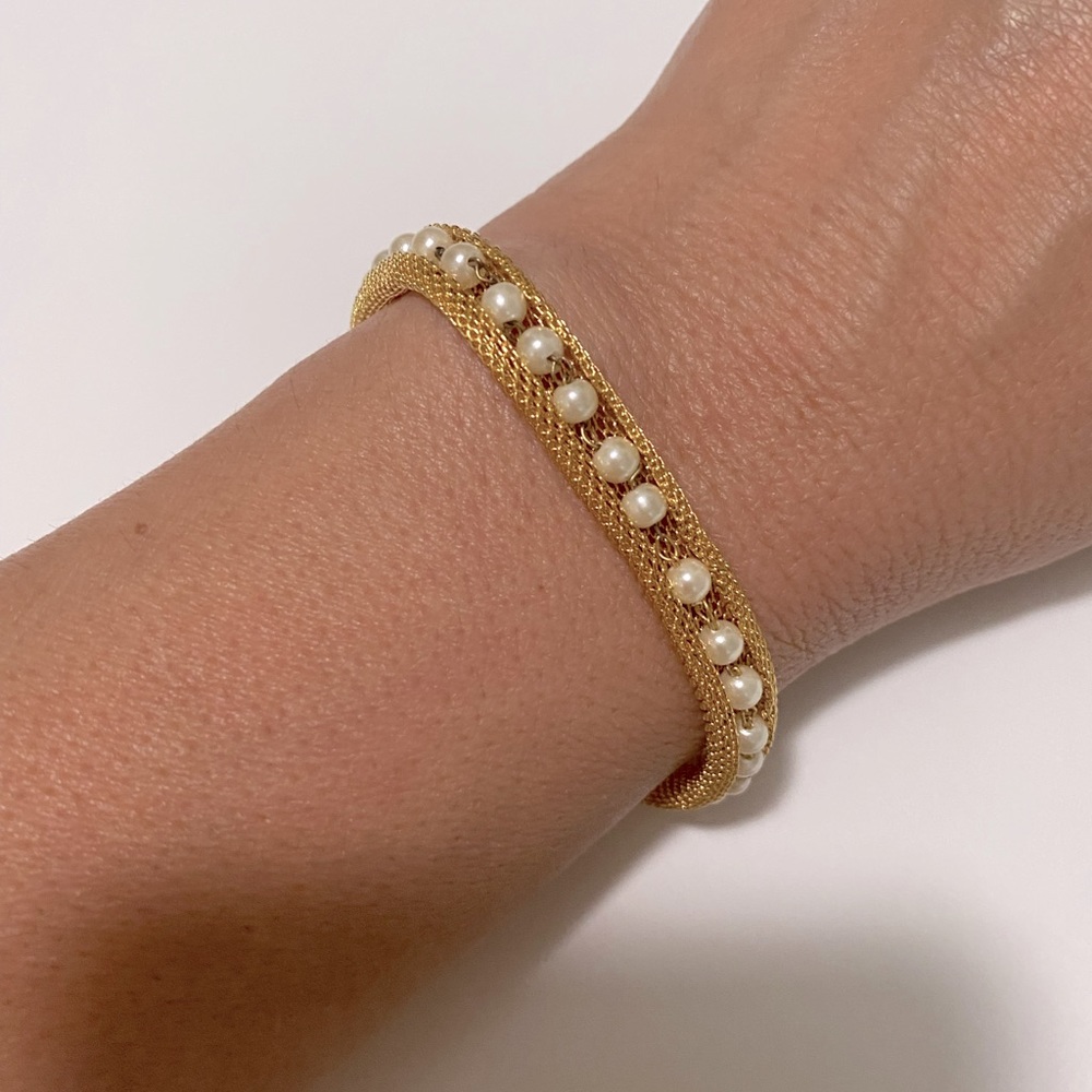 Beautiful Vintage Gold Tone Bracelet with white beads